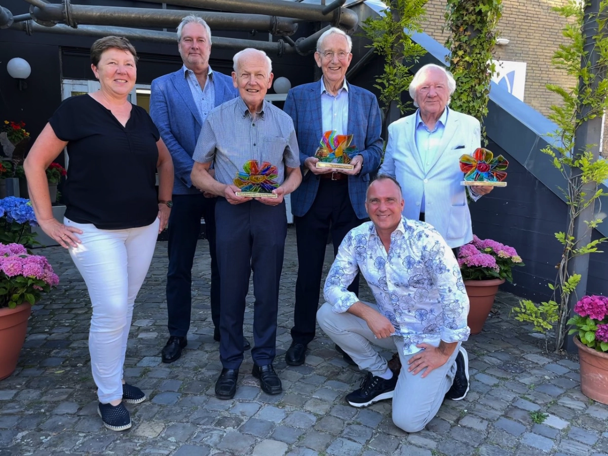 Het nog voltallige bestuur van Stimuflori: Marielle Ammerlaan, Fons Overwater, Cor Vonk Noordegraaf, Wim Kea, Winfried Versluis en Piet Wapperom.